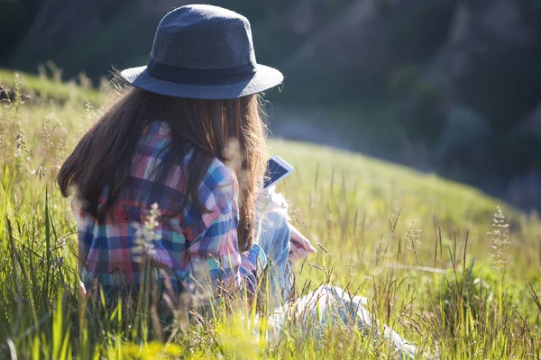 Zomer - meisje buiten — Stockfoto