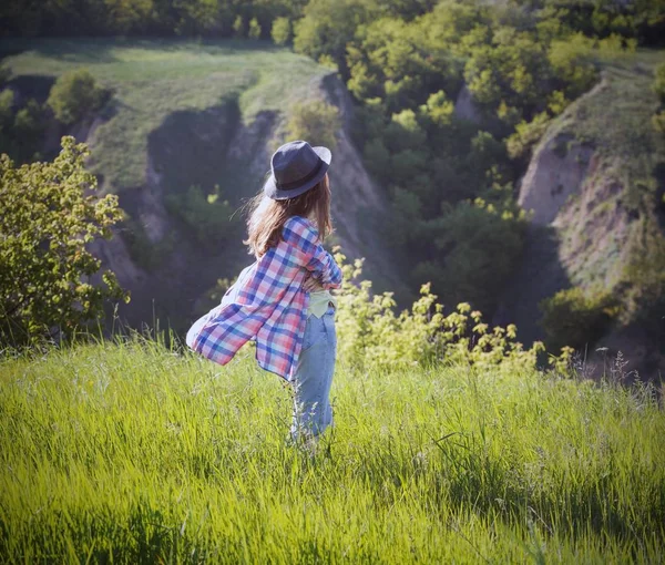 Estate - ragazza all'aperto — Foto Stock