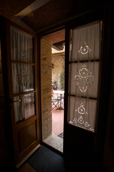 Вид на итальянский двор через дверной проем — стоковое фото