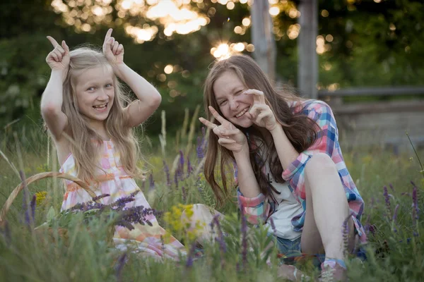 Vacker flicka på ängen — Stockfoto