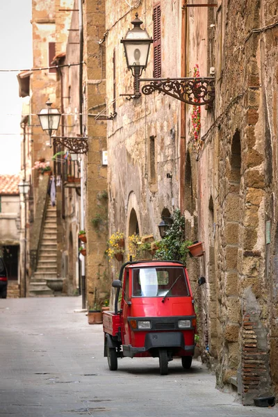 Piaggio Ape на порожніх вулицях — стокове фото