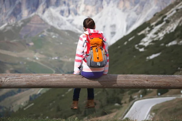 Girl looking at the mountains — Stock Photo, Image