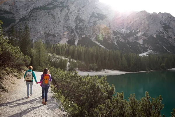 Caminar por el lago Braies lago — Foto de Stock