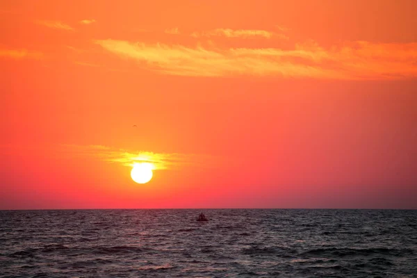 Рассвет в море — стоковое фото