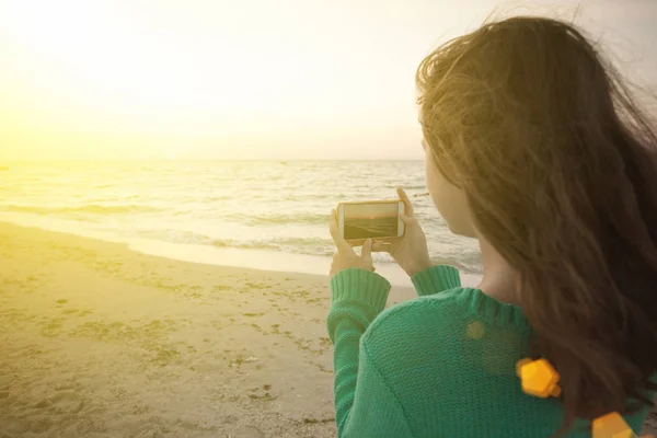 Dívka se fotit východ slunce na moři — Stock fotografie