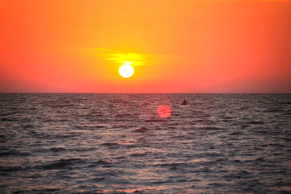 Hajnal a tengeren — Stock Fotó