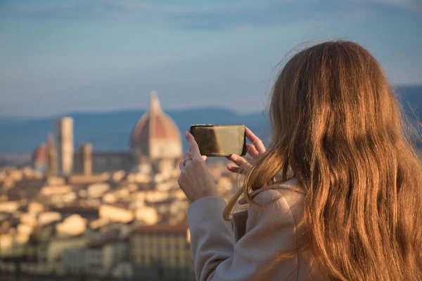 Девушка снимает Флоренцию со смартфона — стоковое фото