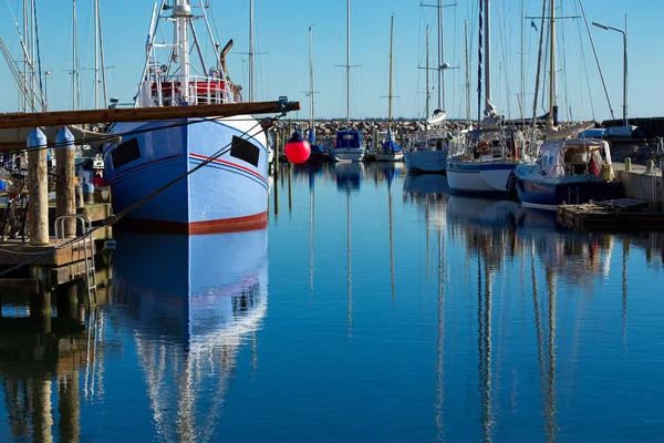 Porto com barcos de pesca no norte da Dinamarca — Fotografia de Stock