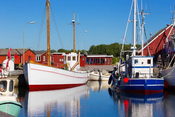 Porto com barcos de pesca no norte da Dinamarca — Fotografia de Stock