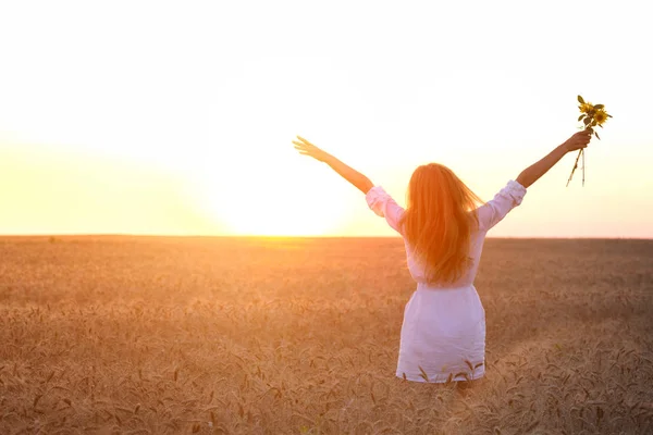 Ragazza su un campo di grano — Foto Stock