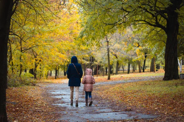 Matka i córka w parku jesień — Zdjęcie stockowe