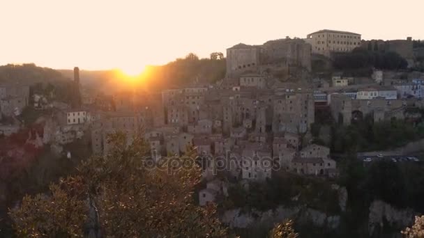 Bekijken van de oude stad van de beroemde tuff Sorano — Stockvideo