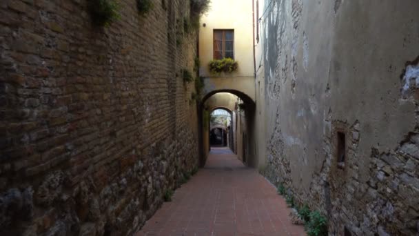 Vista de la vieja calle italiana vacía de la pequeña ciudad — Vídeos de Stock