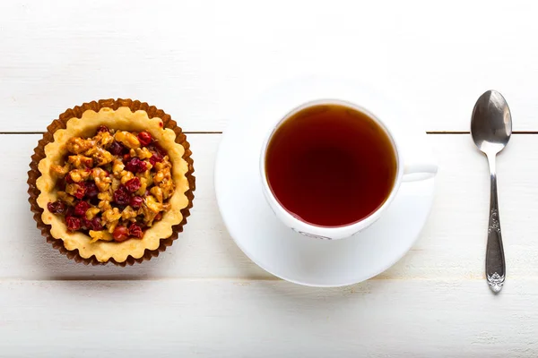 Beerentörtchen und Tasse Tee — Stockfoto