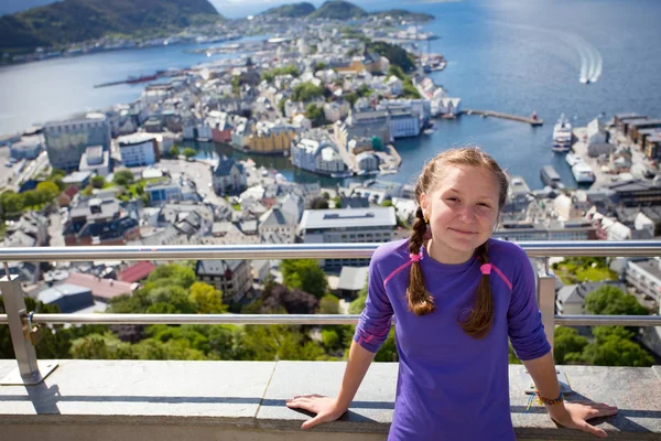 Smiling girl on a viewpoint with the view of Alesund at the back — Stock Photo, Image