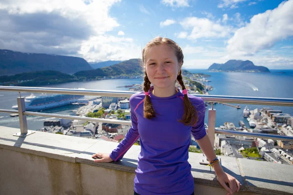 Smiling girl on a viewpoint with the view of Alesund at the back — Stock Photo, Image