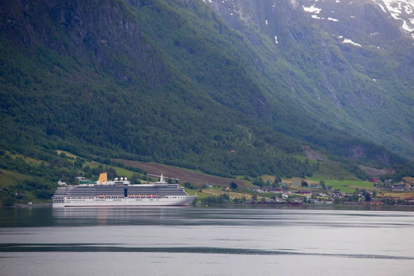 Cruise ship at the norwegian fjord — Stock Photo, Image