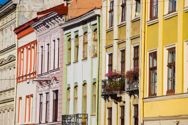 Färgglada fasader av gamla byggnader — Stockfoto