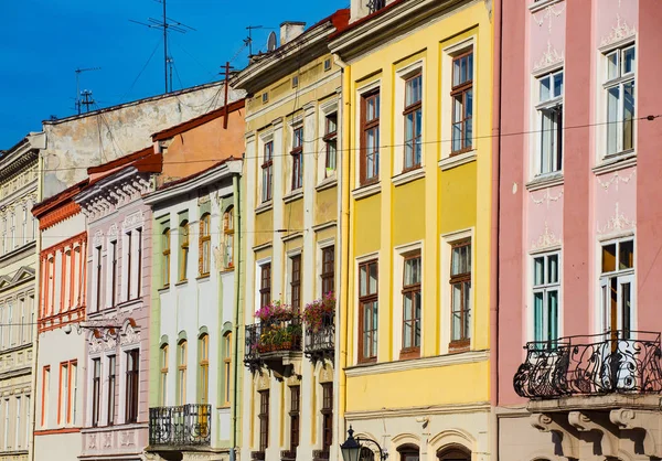 Facciate colorate di vecchi edifici — Foto Stock