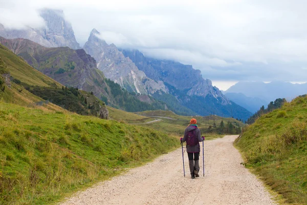 Chica excursionista en un sendero en los Dolomitas — Foto de Stock