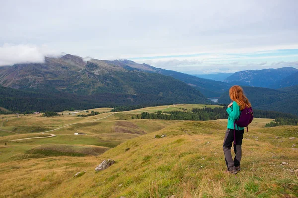 Flicka hiker på ett spår på Dolomiterna — Stockfoto