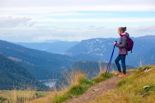 Chica excursionista en un sendero en los Dolomitas —  Fotos de Stock