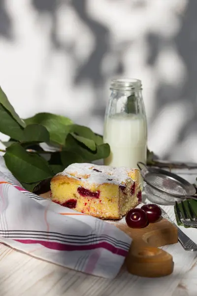 Torta de cereja na mesa — Fotografia de Stock