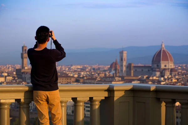 Чоловік біля фотосесії Флоренції смартфона — стокове фото