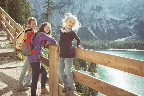 Göl Braies göl çevresinde yürüyüş — Stok fotoğraf