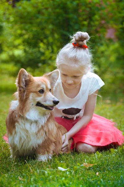 Mädchen und Hund — Stockfoto