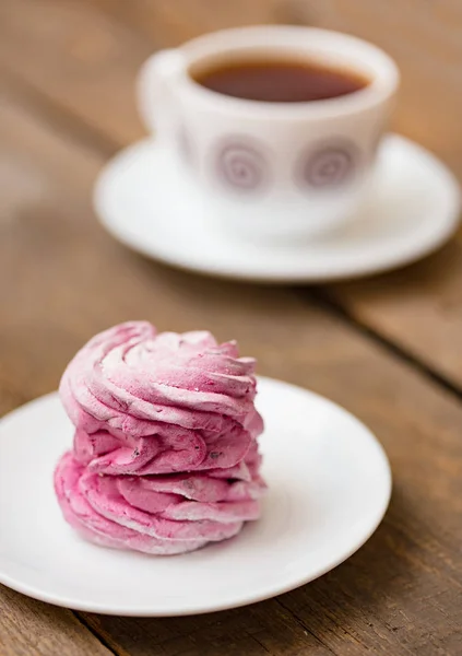 Malvaviscos de frutas y la taza de té — Foto de Stock