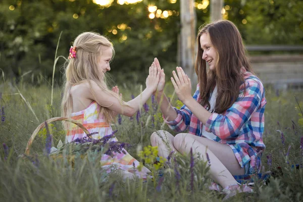 Bella ragazza sul prato — Foto Stock