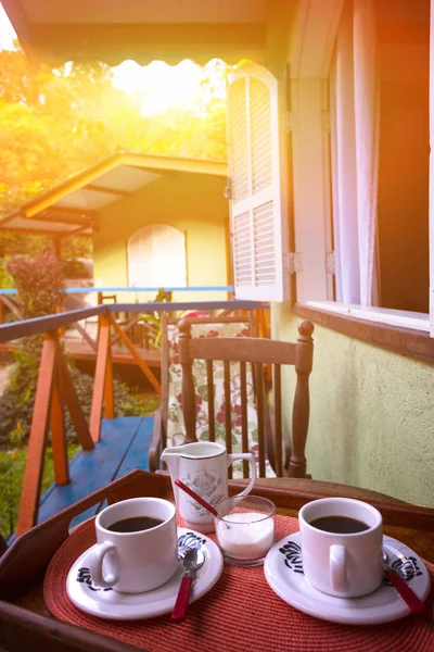 Ранкова кава в тропічному бунгало — стокове фото