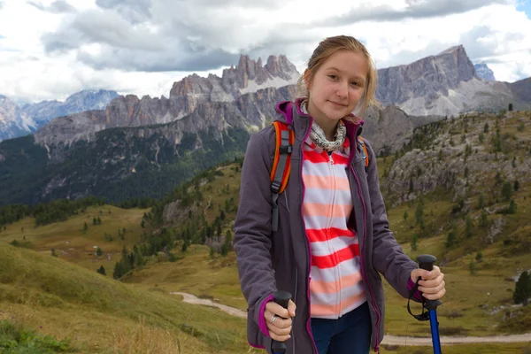 Turistické dívka v Dolomitech — Stock fotografie