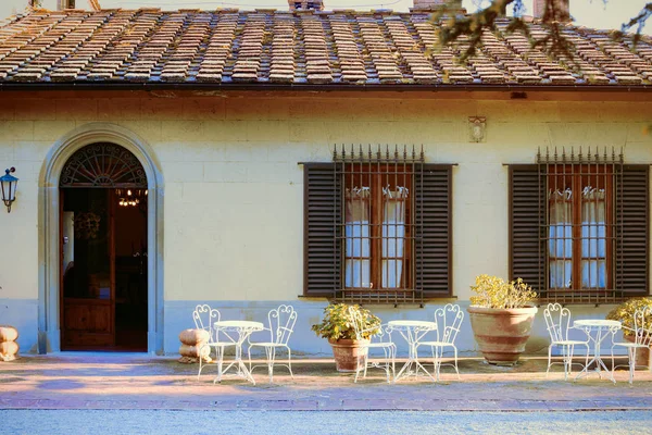 A fachada de uma antiga casa italiana — Fotografia de Stock