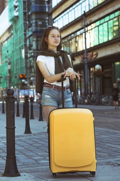 Viajante menina e mala — Fotografia de Stock