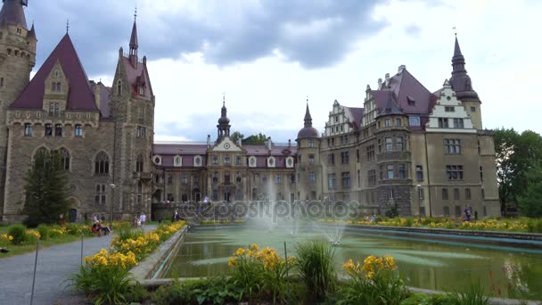Hermoso castillo Moszna Zamek en la Polonia — Vídeo de stock