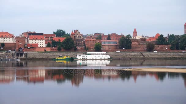 Vista panorámica de la ciudad de Torun en la orilla del río Wistula — Vídeos de Stock