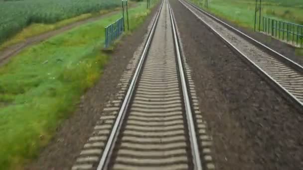 Vista en los rieles del tren que huye — Vídeo de stock