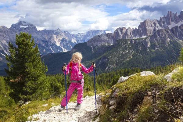 Little girl hiker on a path — Stock Photo, Image