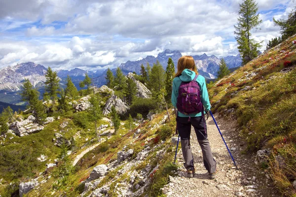 Turist flicka på Dolomiterna — Stockfoto