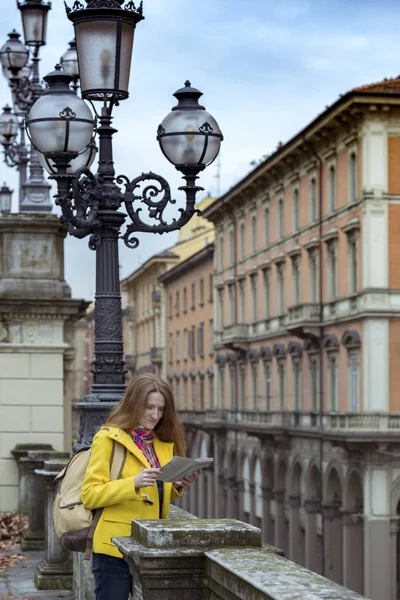 Дівчина на вулиці Болонья — стокове фото