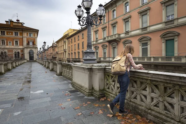 Mädchen auf der Straße von Bologna — Stockfoto