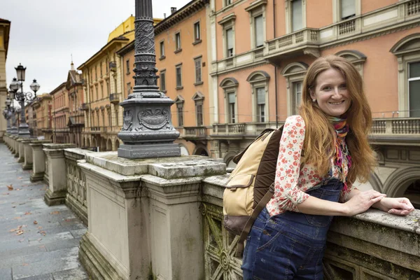 Mädchen auf der Straße von Bologna — Stockfoto