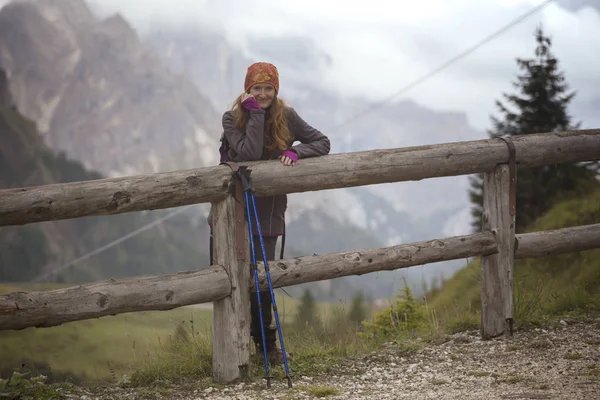 Туристическая девушка в Доломитовых Альпах — стоковое фото