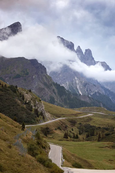 Bergweg in de bergen van de Dolomieten — Stockfoto