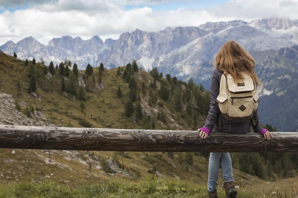 Fille regardant les montagnes — Photo