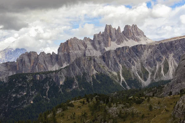 Paesaggio montano intorno alle Cinque Torri — Foto Stock