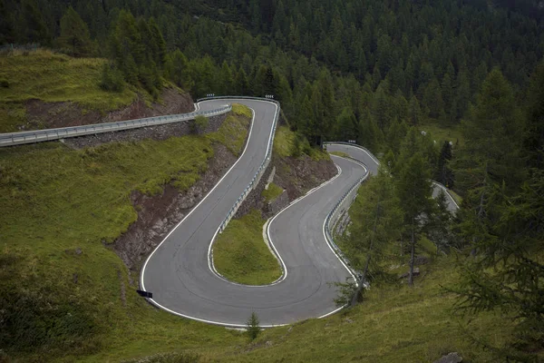 Estrada de montanha nas montanhas Dolomitas — Fotografia de Stock