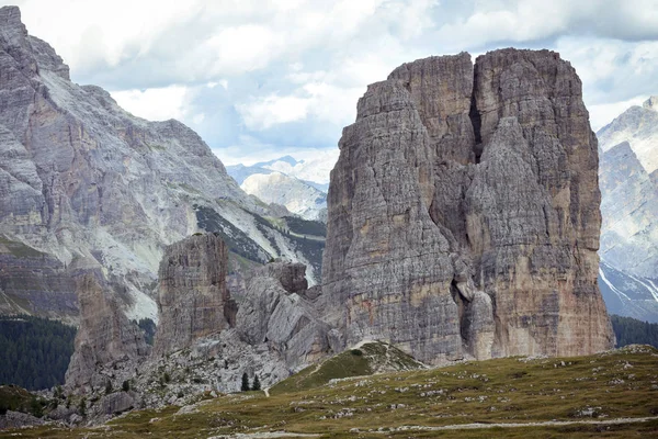 Berglandschap rond het Cinque Torri — Stockfoto